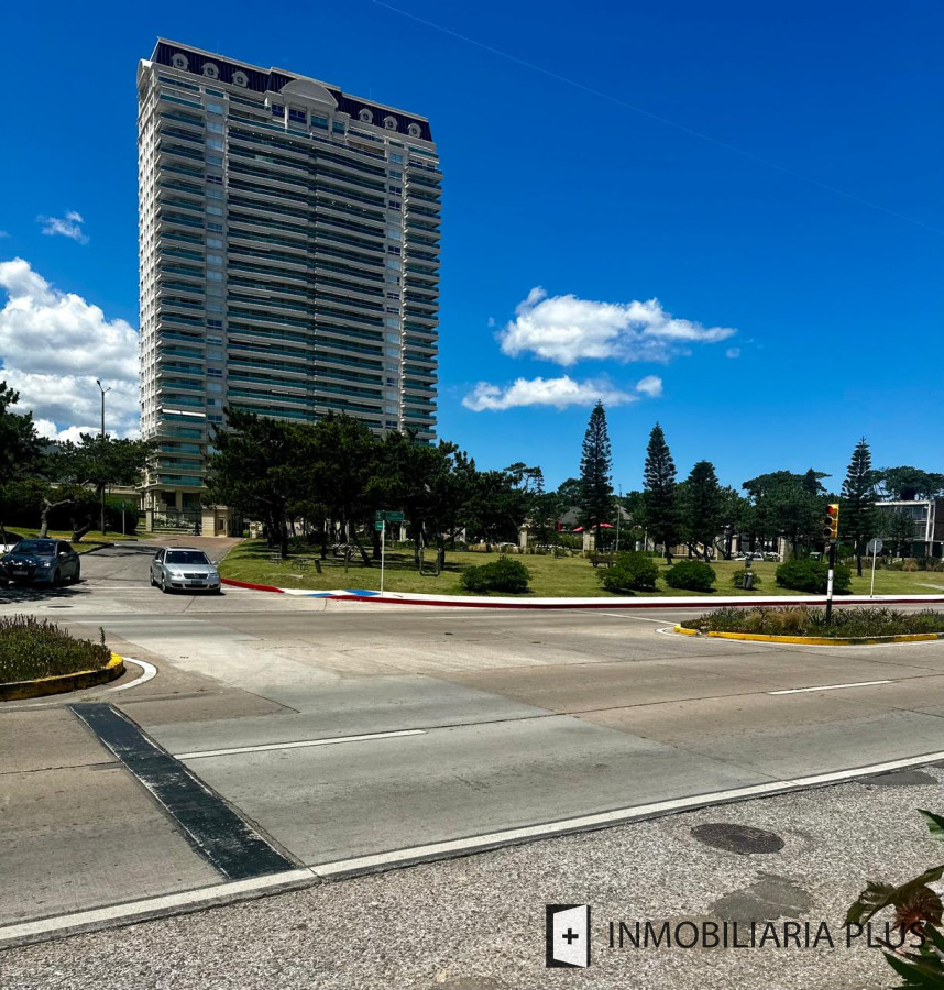 Casa ID.1384 - Alquiler de Casa con 3 Dormitorios, 2 Baños, barbacoa, garaje a pasos de playa mansa de Punta del Este 