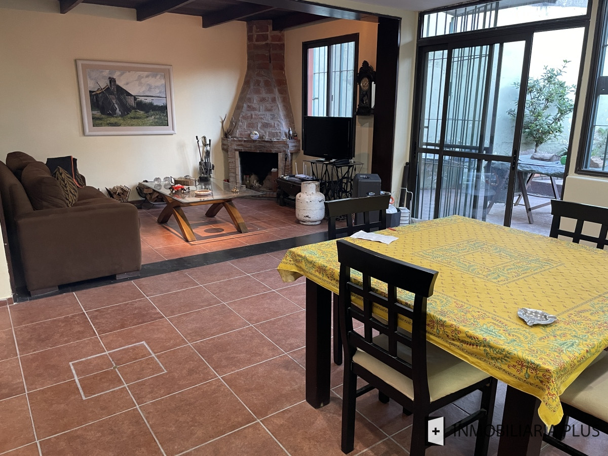 Casa ID.1275 - Casa en Venta de 200m2 con 4 Dormitorios 2 Baños Hogar, Parrillero, deposito y más en Aguada Montevideo