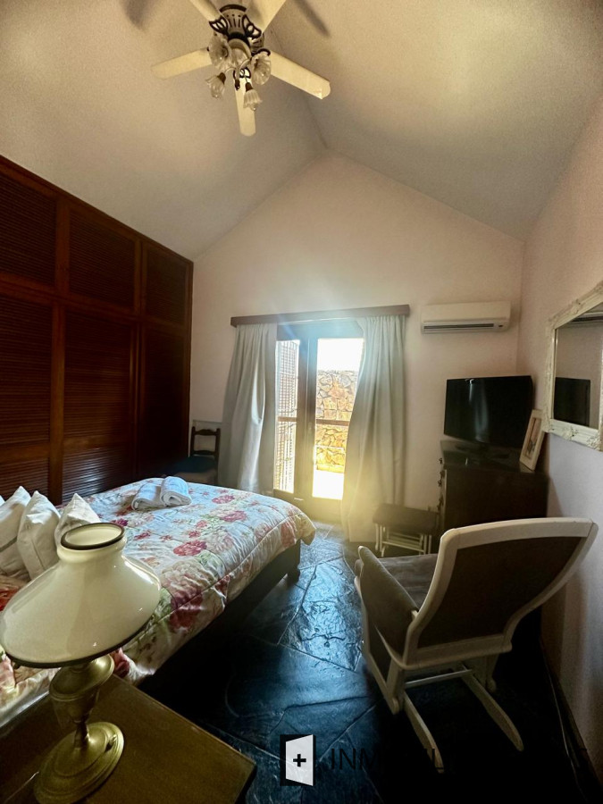 Casa ID.1384 - Alquiler de Casa con 3 Dormitorios, 2 Baños, barbacoa, garaje a pasos de playa mansa de Punta del Este 