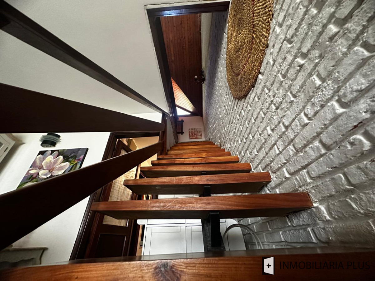 Casa ID.1384 - Alquiler de Casa con 3 Dormitorios, 2 Baños, barbacoa, garaje a pasos de playa mansa de Punta del Este 