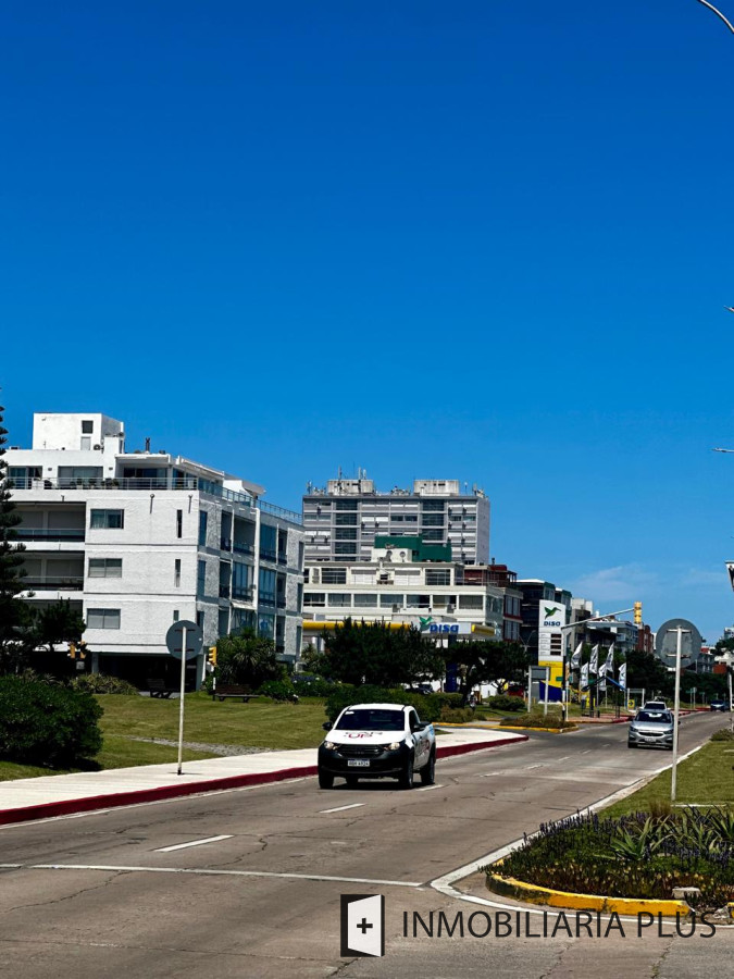 Casa ID.1384 - Alquiler de Casa con 3 Dormitorios, 2 Baños, barbacoa, garaje a pasos de playa mansa de Punta del Este 