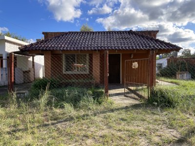  Venta de Casa con 520 m2 de Terreno esquina en Santa Ana Canelones a pasos de la Playa y la Av. Principal