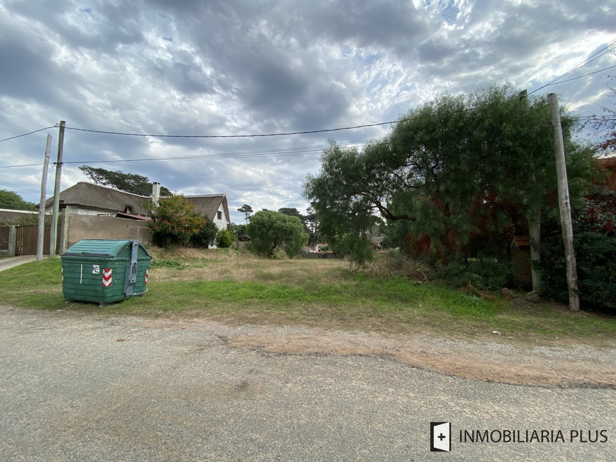 Terreno ID.456 - Venta de TERRENO listo para construir 728 m2 en Jardines de Córdoba Punta del Este Maldonado