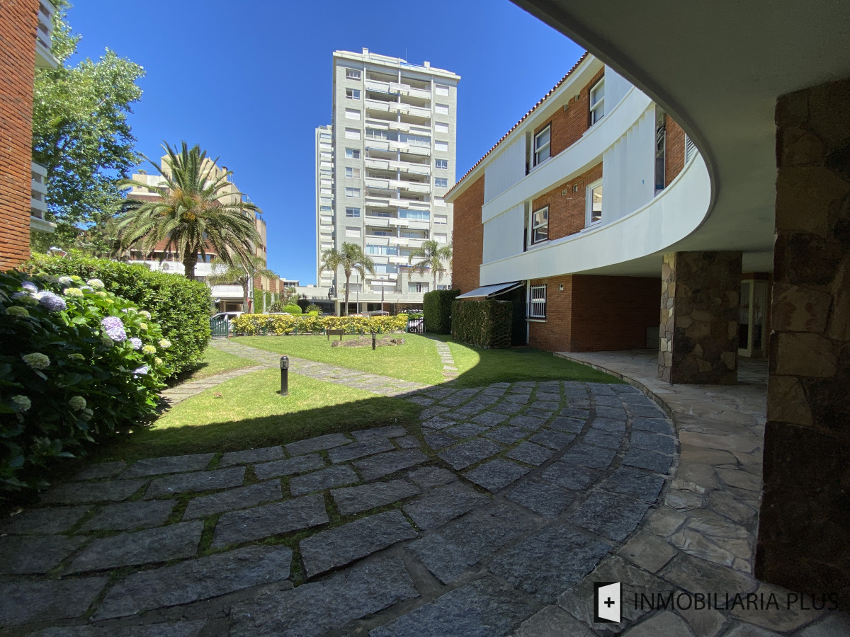 Apartamento ID.1388 - Alquiler de Apartamento de 3 Dormitorios, Garaje y 2 Baños en la península de Punta del Este
