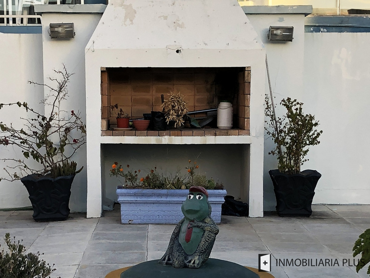 Apartamento ID.955 - Alquiler de Apartamento a pasos del puerto y la playa de Punta del Este con 2 dormitorios y piscina