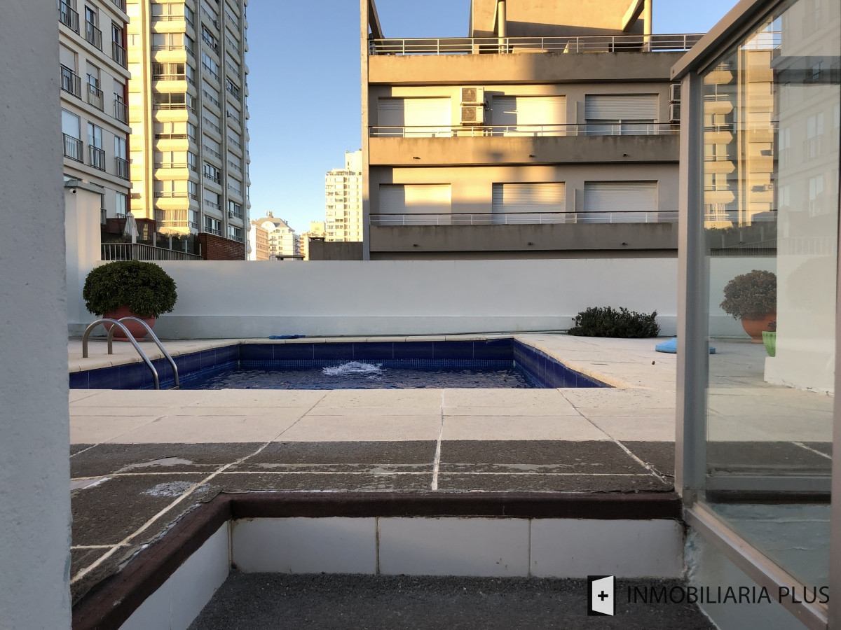 Apartamento ID.955 - Alquiler de Apartamento a pasos del puerto y la playa de Punta del Este con 2 dormitorios y piscina