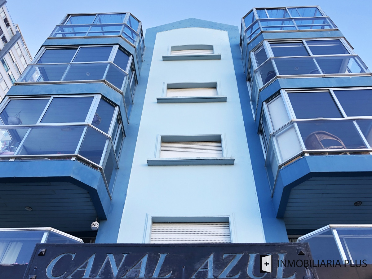 Apartamento ID.955 - Alquiler de Apartamento a pasos del puerto y la playa de Punta del Este con 2 dormitorios y piscina