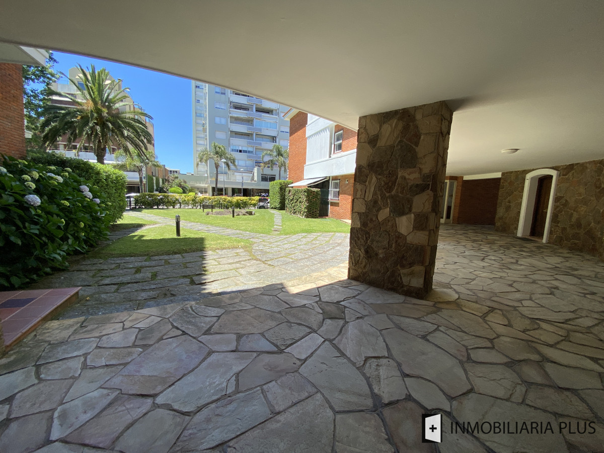 Apartamento ID.1388 - Alquiler de Apartamento de 3 Dormitorios, Garaje y 2 Baños en la península de Punta del Este