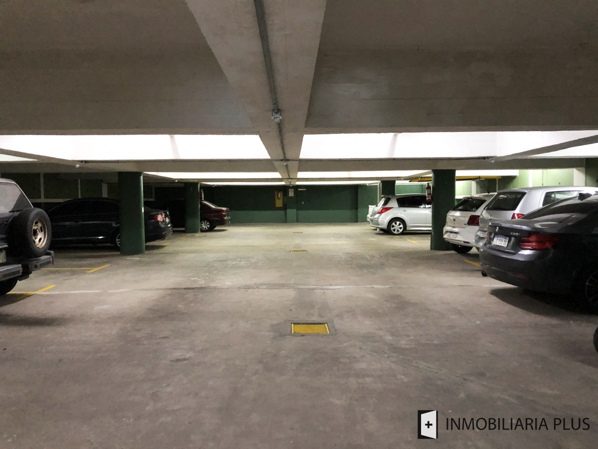 Apartamento ID.955 - Alquiler de Apartamento a pasos del puerto y la playa de Punta del Este con 2 dormitorios y piscina