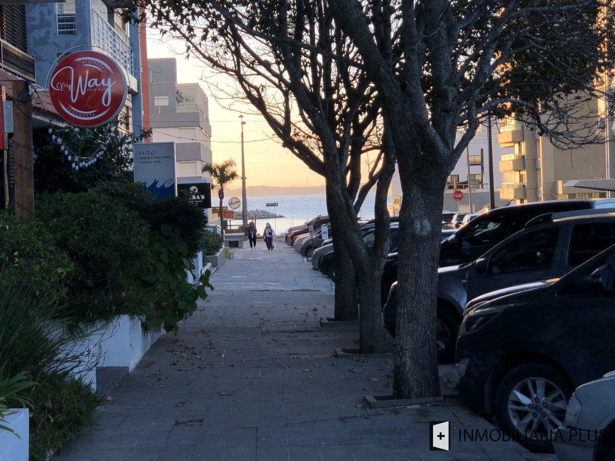 Apartamento ID.955 - Alquiler de Apartamento a pasos del puerto y la playa de Punta del Este con 2 dormitorios y piscina
