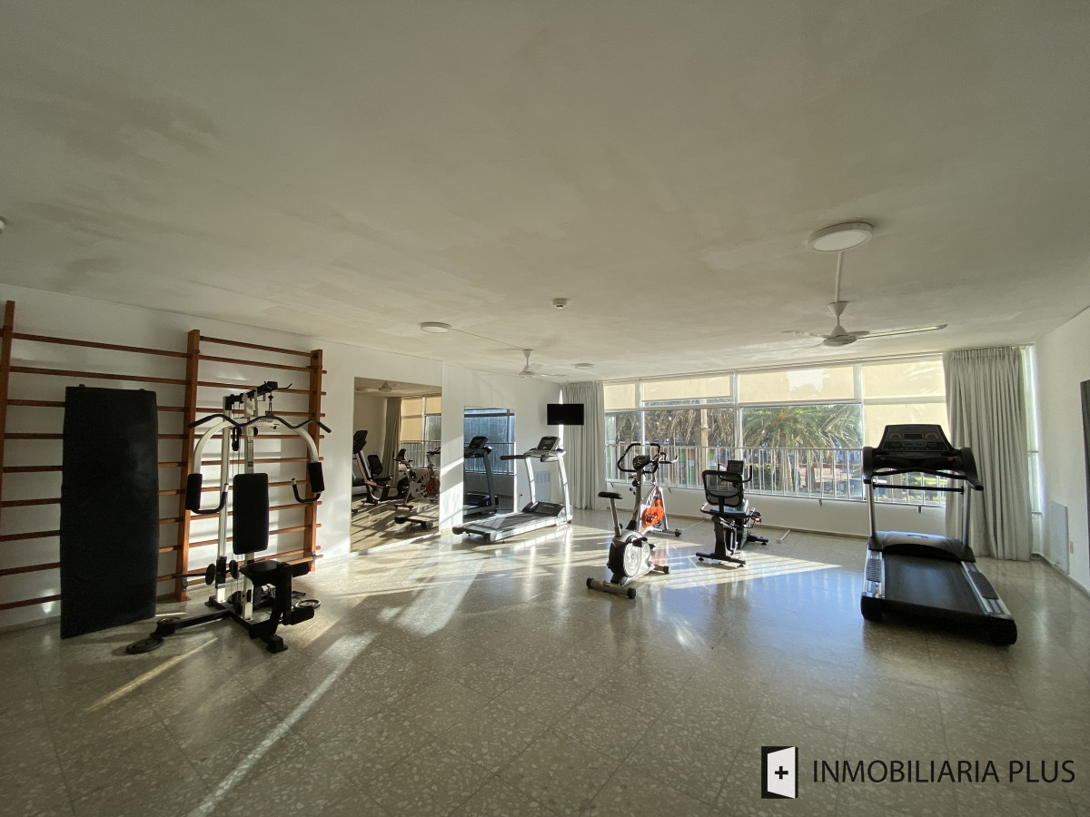 Apartamento ID.1096 - Alquiler ANUAL de apartamento con 1 Dormitorio y medio con garaje sobre Av. Gorlero con Gym, Lavadero y más