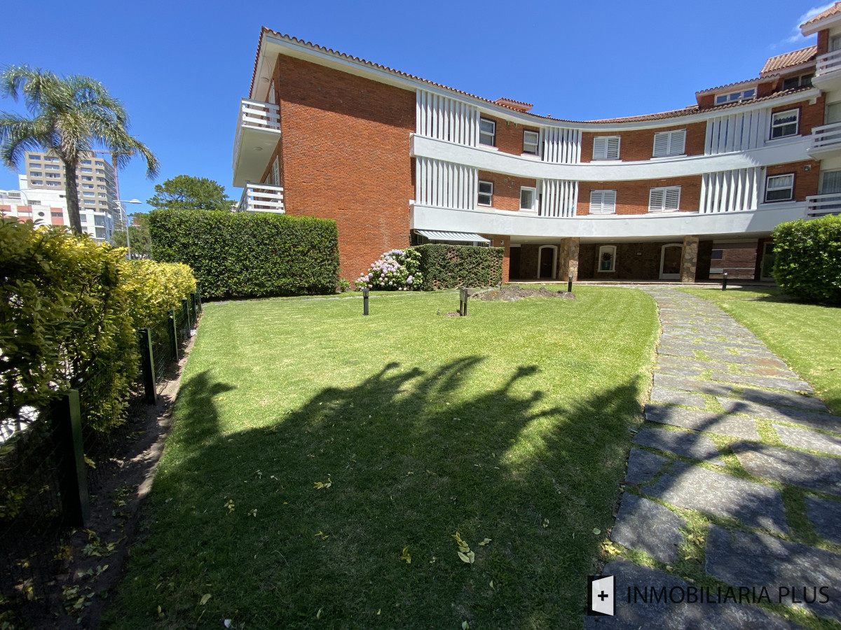 Apartamento ID.1388 - Alquiler de Apartamento de 3 Dormitorios, Garaje y 2 Baños en la península de Punta del Este