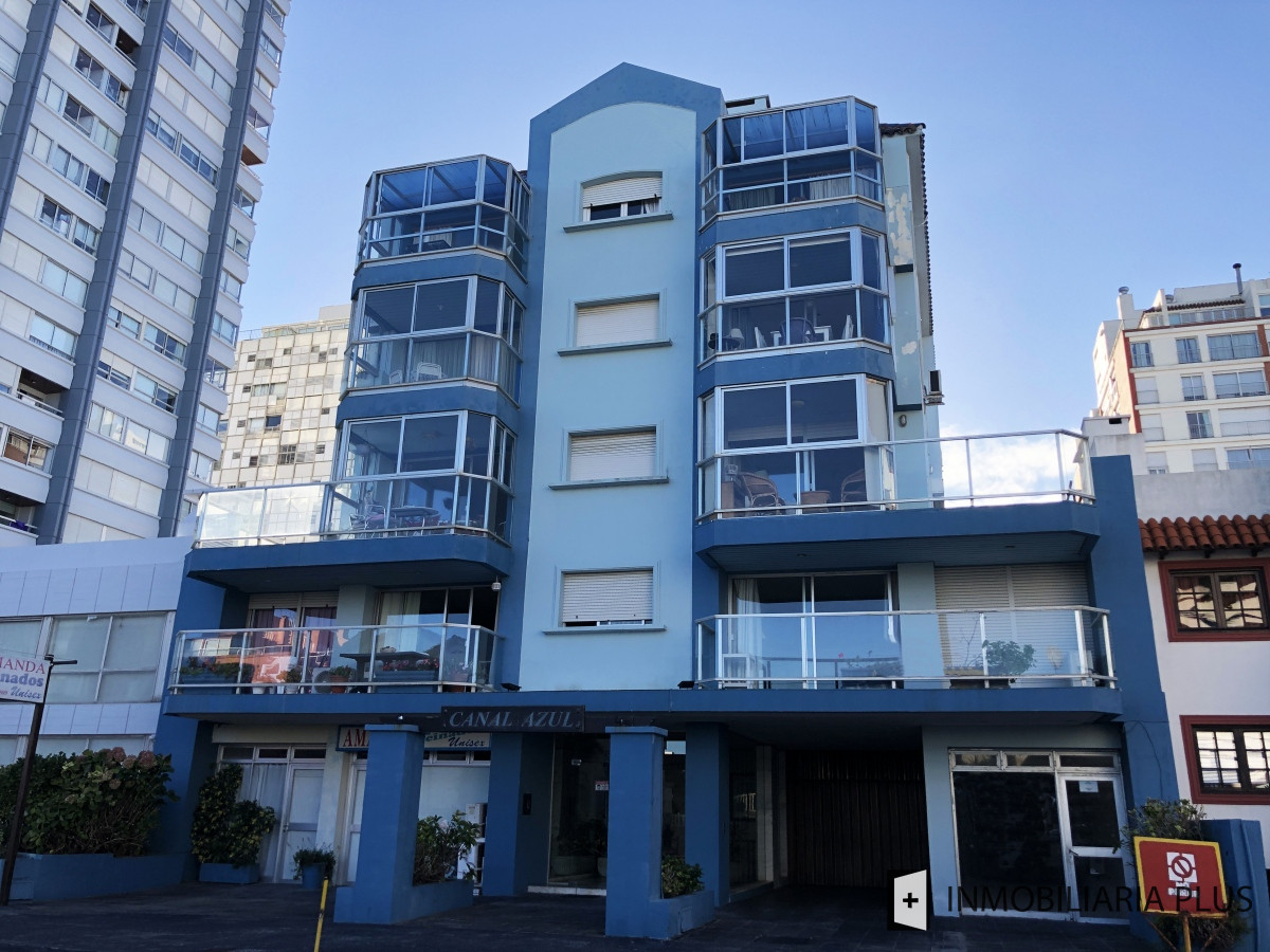 Apartamento ID.955 - Alquiler de Apartamento a pasos del puerto y la playa de Punta del Este con 2 dormitorios y piscina