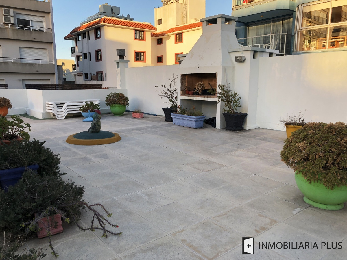 Apartamento ID.955 - Alquiler de Apartamento a pasos del puerto y la playa de Punta del Este con 2 dormitorios y piscina