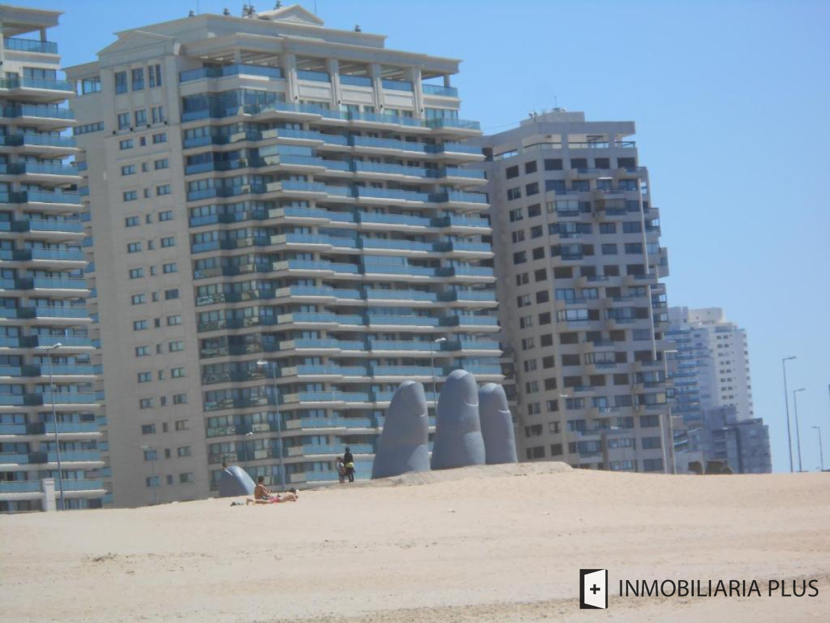 Apartamento ID.1026 - Apartamento en Venta de 3 Dormitorios frente al Mar y los dedos en la Península de Punta del Este