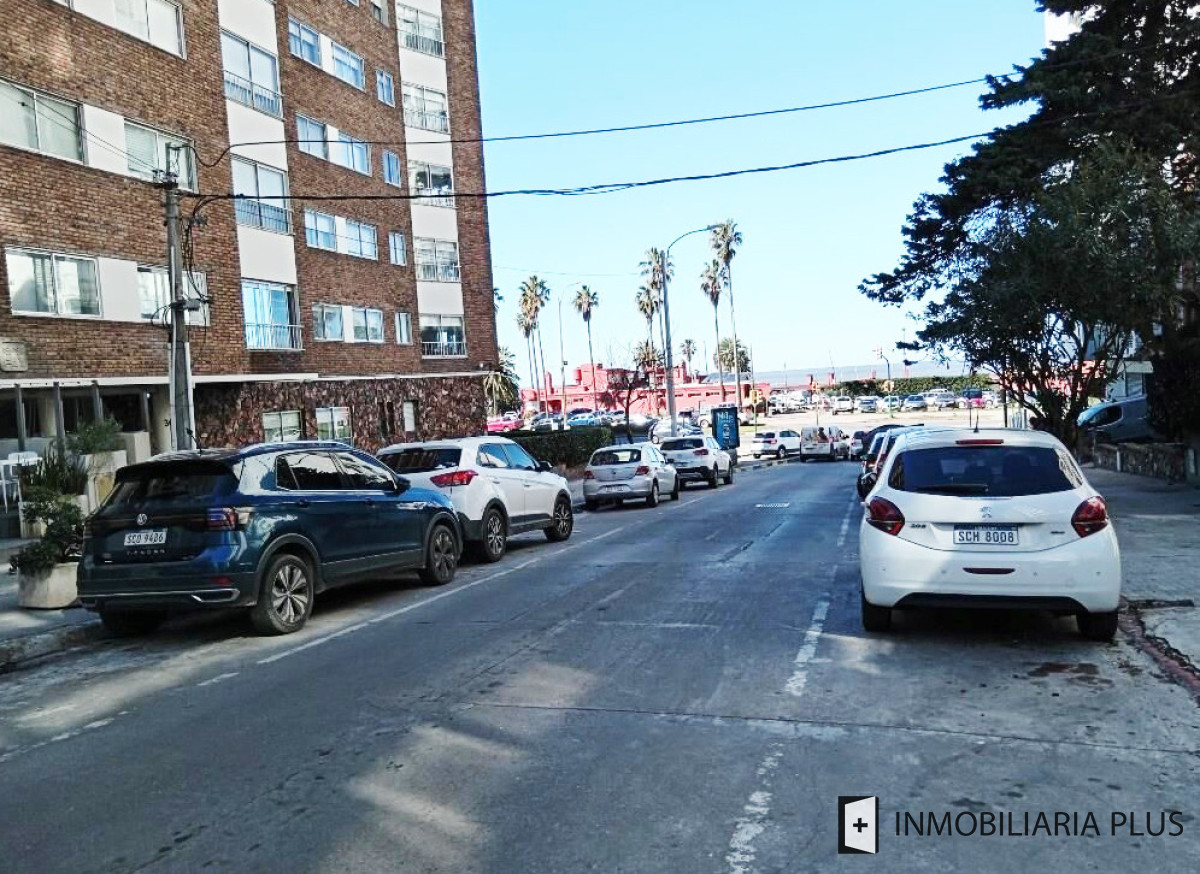 Apartamento ID.1521 - Alquiler de Monoambiente a pasos de la Rambla de Punta Carretas con patio interno privado y barbacoa