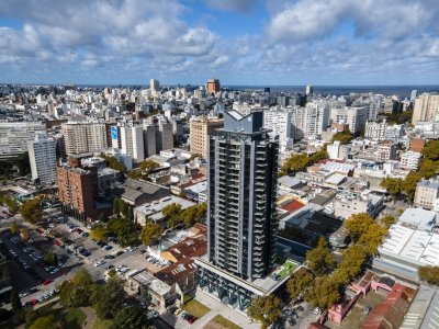  Venta de Apartamento 2 Dormitorios con Garaje Barbacoa, Multicancha y más en Tres Cruces C807-1605P