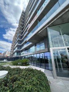  Alquiler de Apto frente a la Rambla con 2 dormitorios Piscinas, Gym, Barbacoas, Parrillero y más