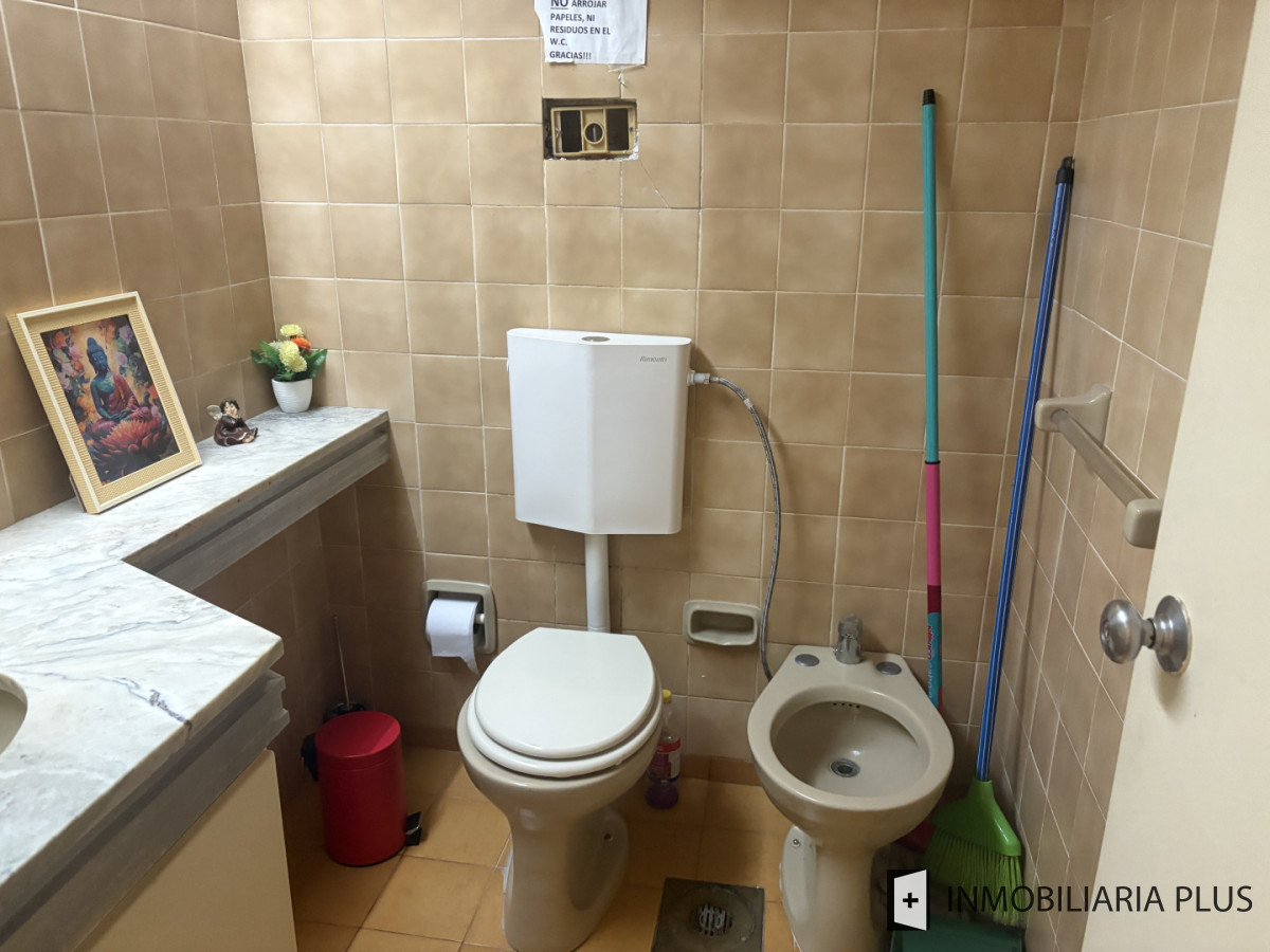 Oficina ID.1591 - Consultorio u Oficina de 28 m2 con baño privado sobre Av. 18 de Julio con Portería