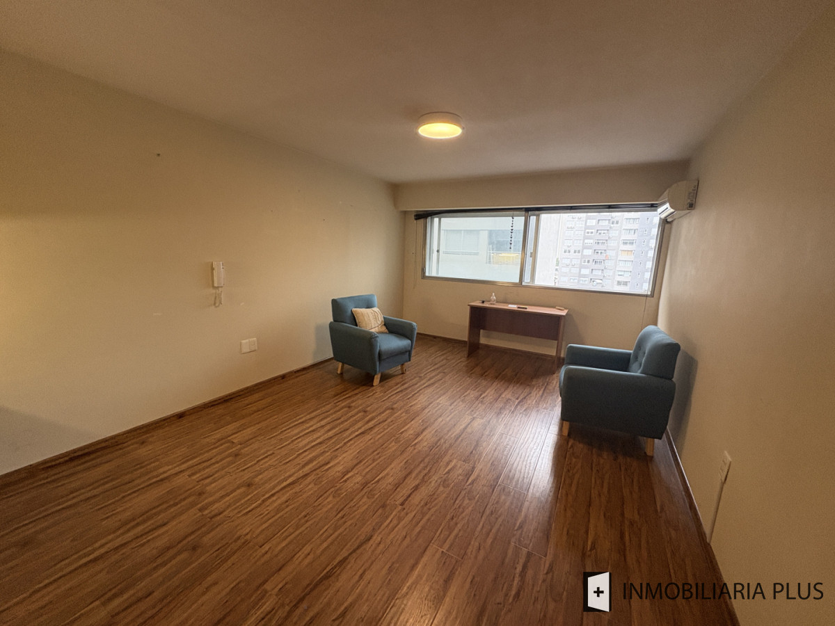 Oficina ID.1591 - Consultorio u Oficina de 28 m2 con baño privado sobre Av. 18 de Julio con Portería