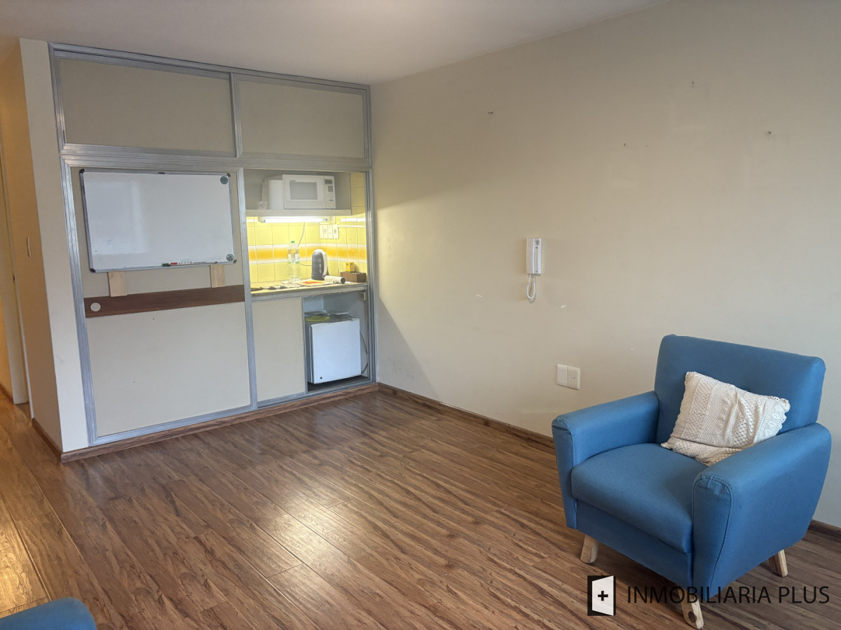 Oficina ID.1591 - Consultorio u Oficina de 28 m2 con baño privado sobre Av. 18 de Julio con Portería