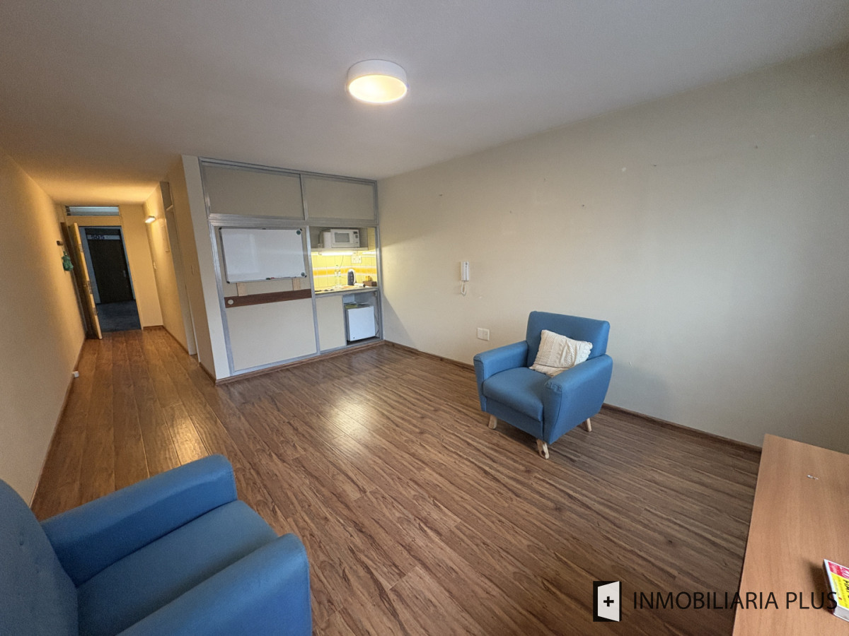 Oficina ID.1591 - Consultorio u Oficina de 28 m2 con baño privado sobre Av. 18 de Julio con Portería