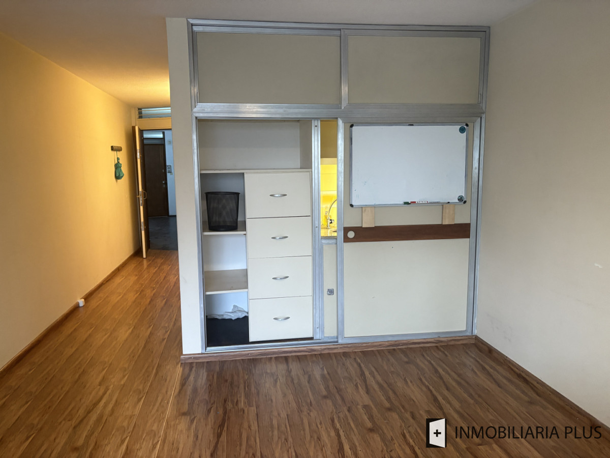 Oficina ID.1591 - Consultorio u Oficina de 28 m2 con baño privado sobre Av. 18 de Julio con Portería