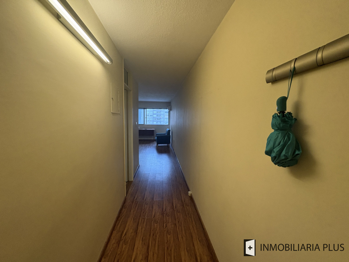 Oficina ID.1591 - Consultorio u Oficina de 28 m2 con baño privado sobre Av. 18 de Julio con Portería