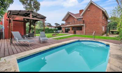 Hermosa casa 5 dorms, 5 baños, piscina climatizada en Jardines de Cordoba, barrio residencial!