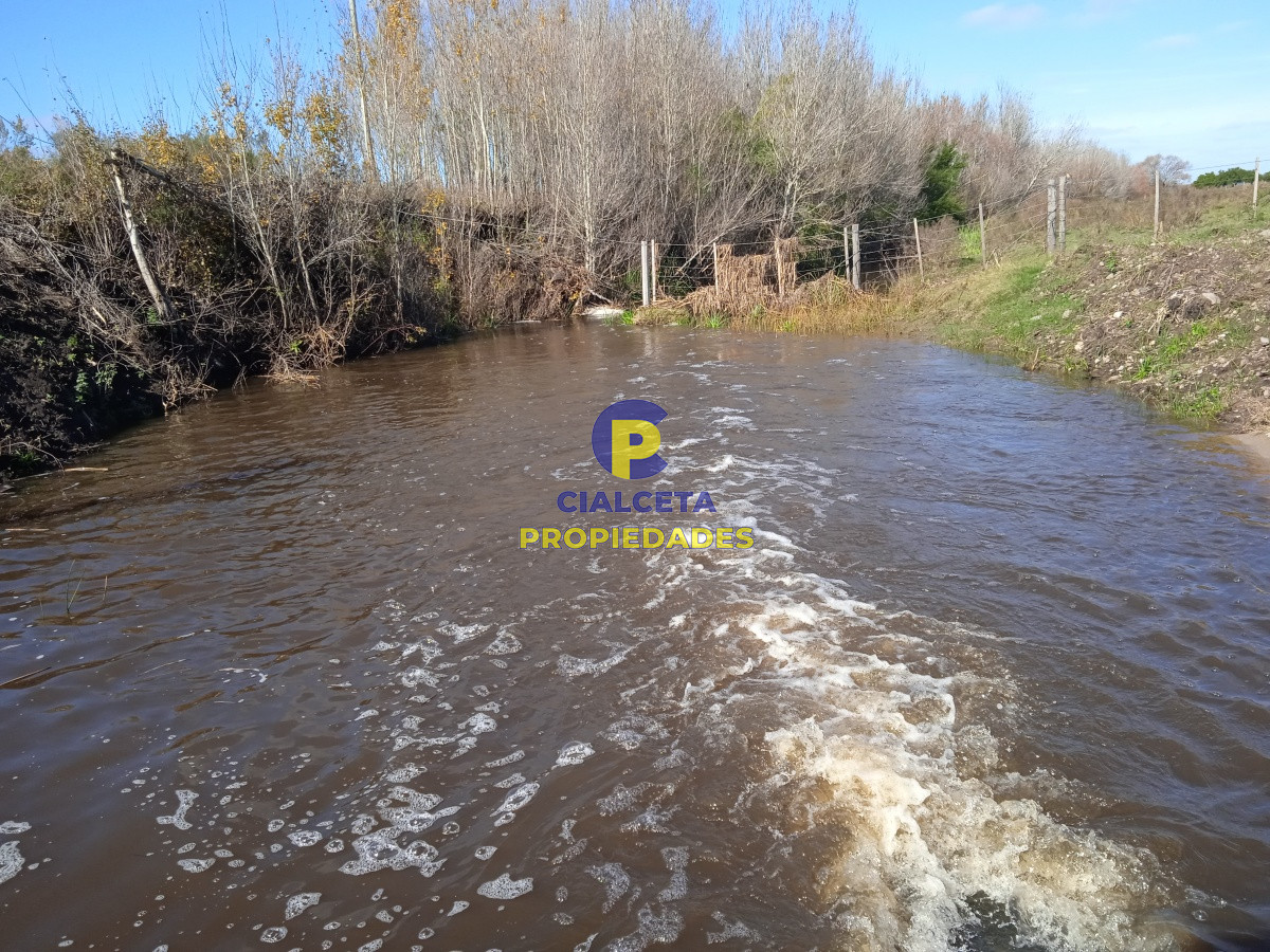 Chacra ID.33 - 2 hectáreas y media con aguada en el fondo