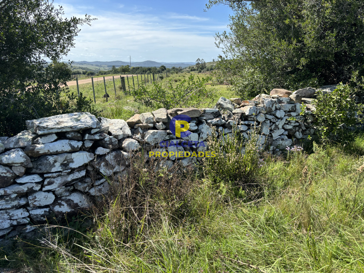 Chacra ID.568 - 5 hectáreas en Lavalleja con casa contenedor y excelente vista a las sierras