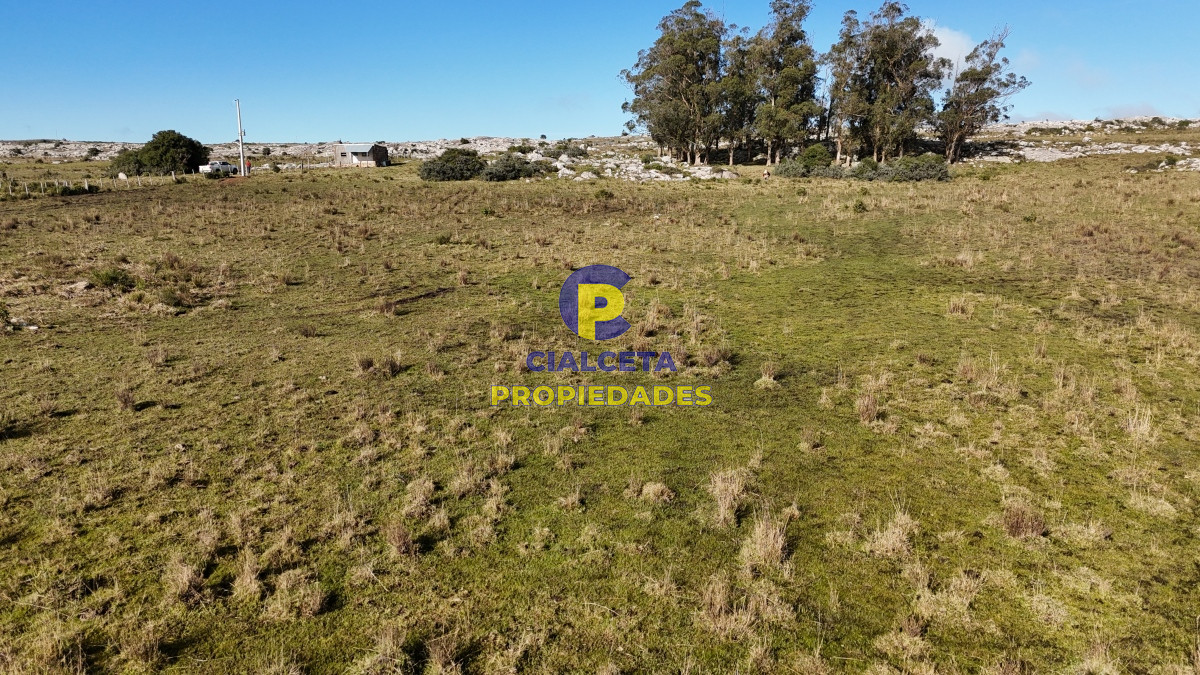 Campo Ref.466 - 24 hectáreas con aguada natural en Lavalleja