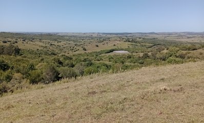 92 hectáreas con casa reciclada, vista a las sierras, arroyo, monte