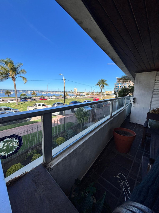 Apartamento ID.440 - Hermosa propiedad de estilo en Puerto del Buceo 3 dorm y servicio 2 gges
