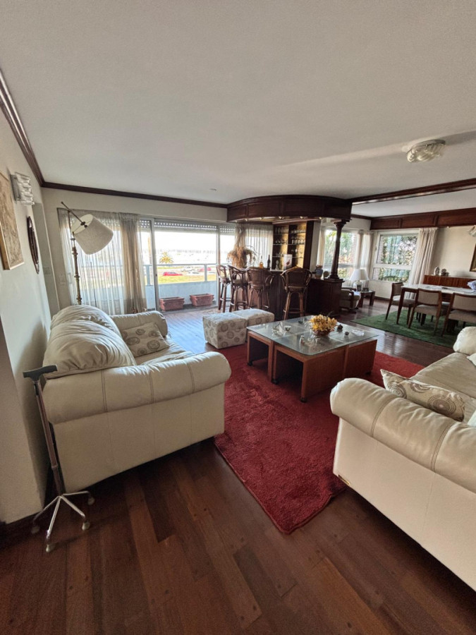 Apartamento ID.440 - Hermosa propiedad de estilo en Puerto del Buceo 3 dorm y servicio 2 gges