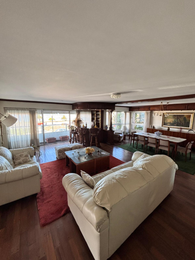 Apartamento ID.440 - Hermosa propiedad de estilo en Puerto del Buceo 3 dorm y servicio 2 gges