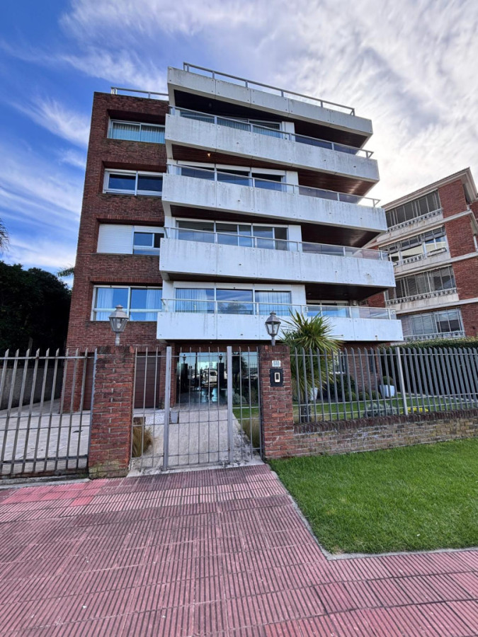 Apartamento ID.440 - Hermosa propiedad de estilo en Puerto del Buceo 3 dorm y servicio 2 gges