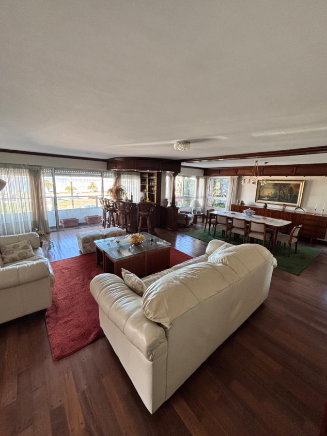 Apartamento ID.440 - Hermosa propiedad de estilo en Puerto del Buceo 3 dorm y servicio 2 gges