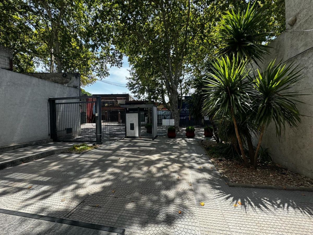 Apartamento ID.201 - Oportunidad ! Gran local con vivienda 1 o 2 dorm en Pocitos.