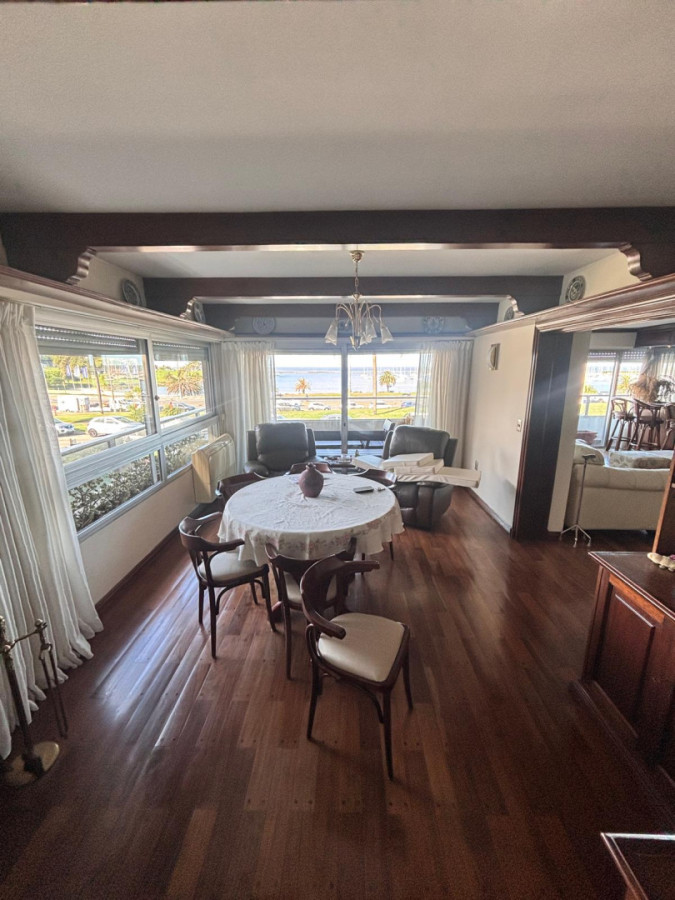 Apartamento ID.440 - Hermosa propiedad de estilo en Puerto del Buceo 3 dorm y servicio 2 gges