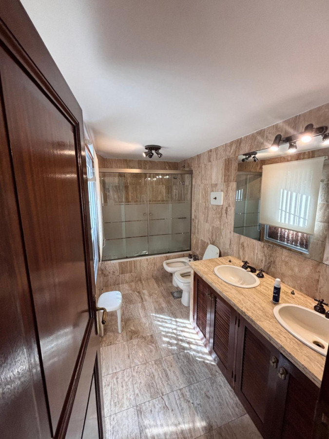 Apartamento ID.440 - Hermosa propiedad de estilo en Puerto del Buceo 3 dorm y servicio 2 gges
