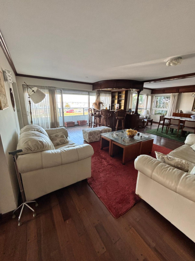 Apartamento ID.440 - Hermosa propiedad de estilo en Puerto del Buceo 3 dorm y servicio 2 gges