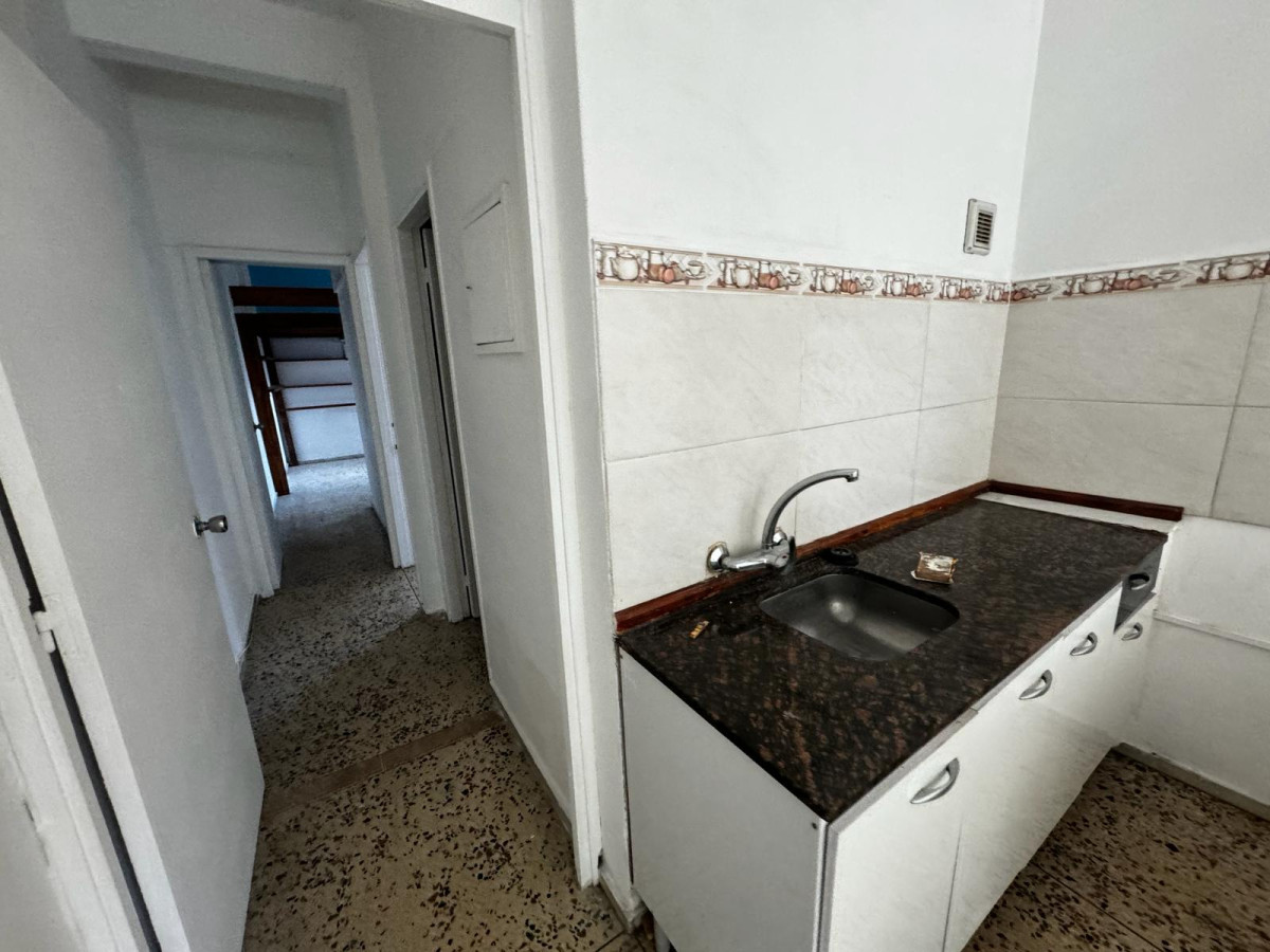 Apartamento ID.201 - Oportunidad ! Gran local con vivienda 1 o 2 dorm en Pocitos.