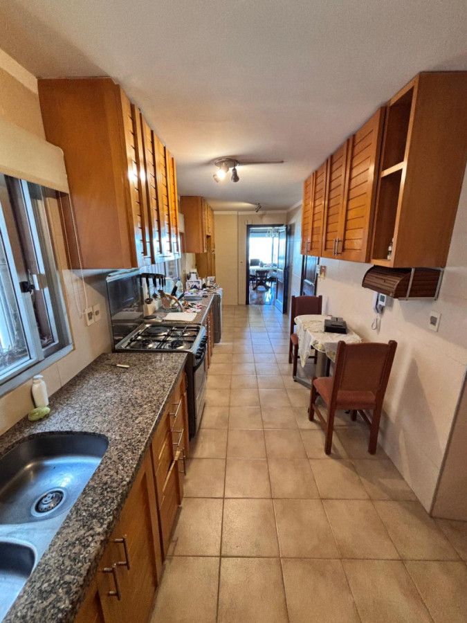 Apartamento ID.440 - Hermosa propiedad de estilo en Puerto del Buceo 3 dorm y servicio 2 gges