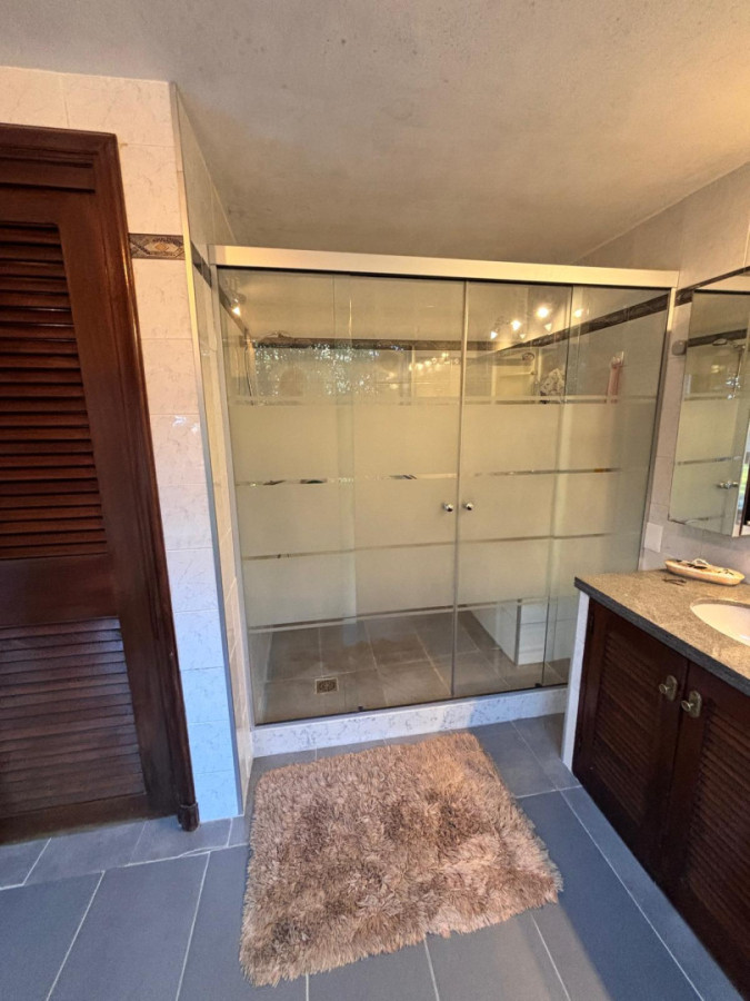 Apartamento ID.440 - Hermosa propiedad de estilo en Puerto del Buceo 3 dorm y servicio 2 gges