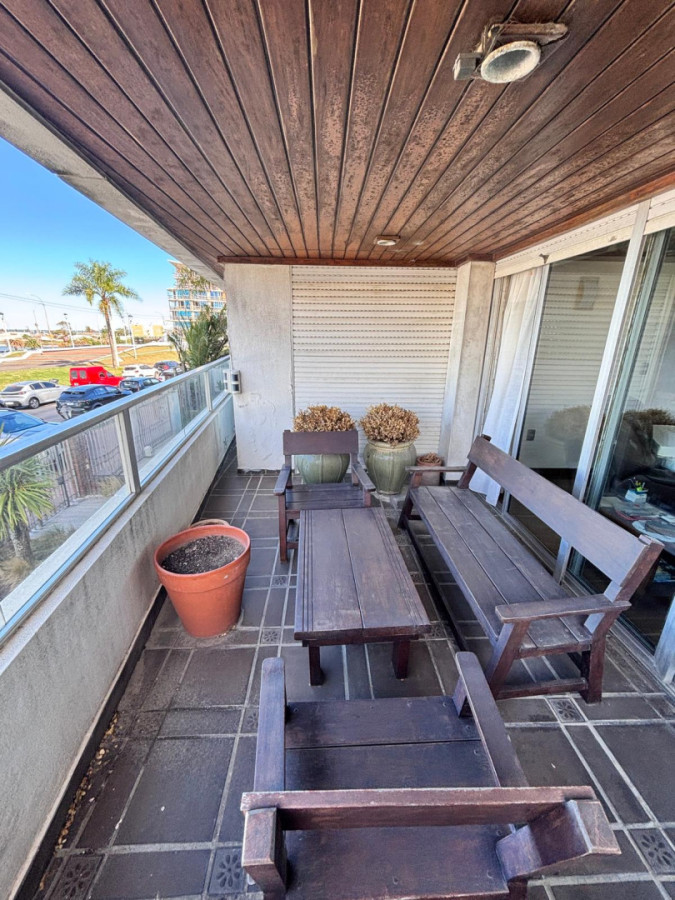 Apartamento ID.440 - Hermosa propiedad de estilo en Puerto del Buceo 3 dorm y servicio 2 gges