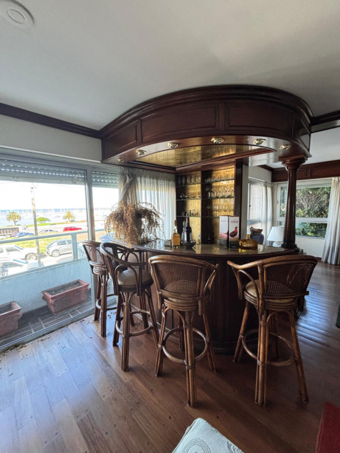 Apartamento ID.440 - Hermosa propiedad de estilo en Puerto del Buceo 3 dorm y servicio 2 gges
