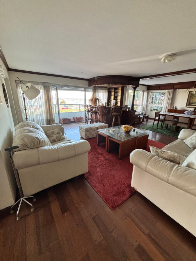 Apartamento ID.440 - Hermosa propiedad de estilo en Puerto del Buceo 3 dorm y servicio 2 gges