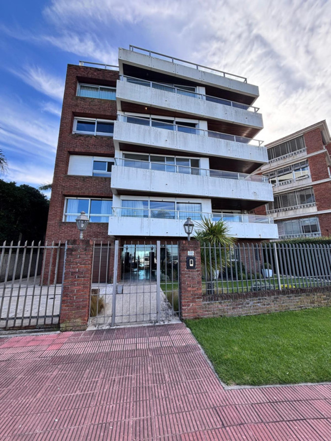 Apartamento ID.440 - Hermosa propiedad de estilo en Puerto del Buceo 3 dorm y servicio 2 gges