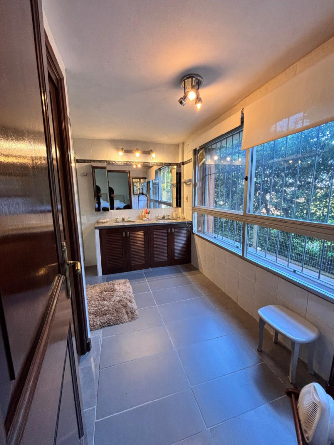 Apartamento ID.440 - Hermosa propiedad de estilo en Puerto del Buceo 3 dorm y servicio 2 gges